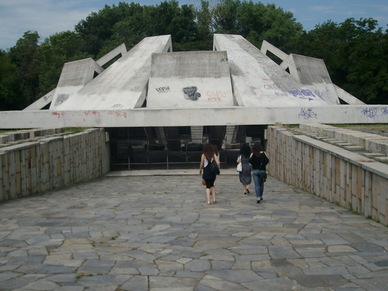 Мемориален комплекс „Братска могила”